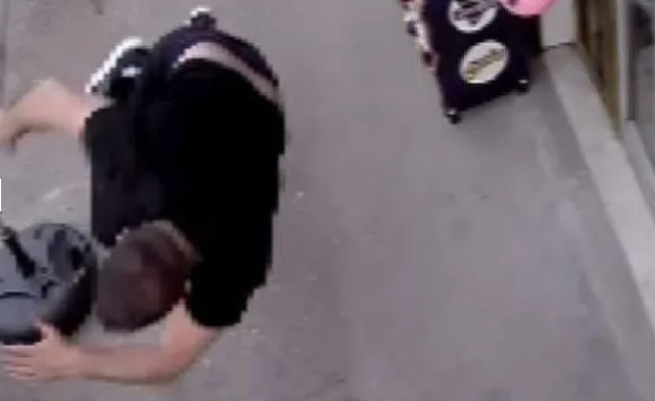 Vicdansızlık! Kucağında bebeğiyle bekleyen babaya aracıyla çarpıp kaçtı - Resim: 1