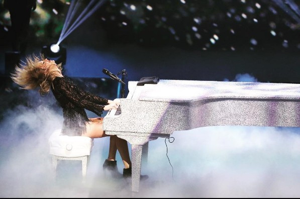 Ünlü şarkıcı yaşadığı tacizi böyle anlattı eteğini açıp… Skandal! - Resim: 1