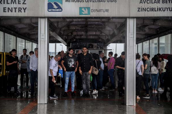 Hava karardı adeta gök yarıldı! Yağmur İstanbul'u fena vurdu - Resim: 4