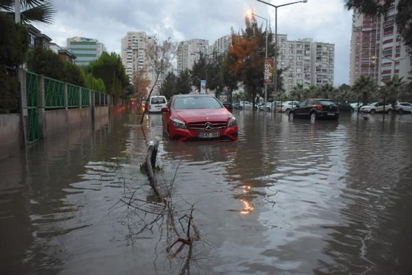 İzmir'i sağanak ve lodos vurdu! Yollar göle döndü binalara su doldu - Resim: 2