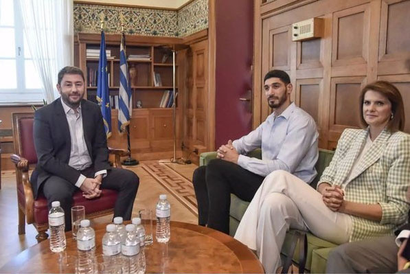 Yunan bayrak direğine sarılan FETÖ'cü Enes Kanter şimdi de bunu yaptı - Resim: 1