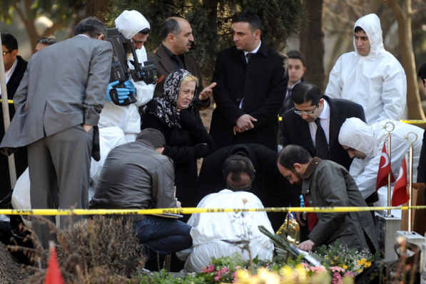 Mezarı açılmadan şoke oldu - Resim: 3