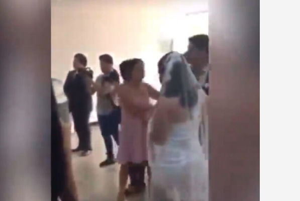 Düğünde skandal! 'Evlenemezsin seni seviyorum' diye damadın üstüne atladı - Resim: 3