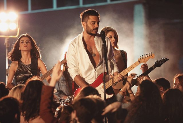 Hayranları İlyas Yalçıntaş'a ellerine geçeni fırlattılar bakın sebebi ne - Resim: 1