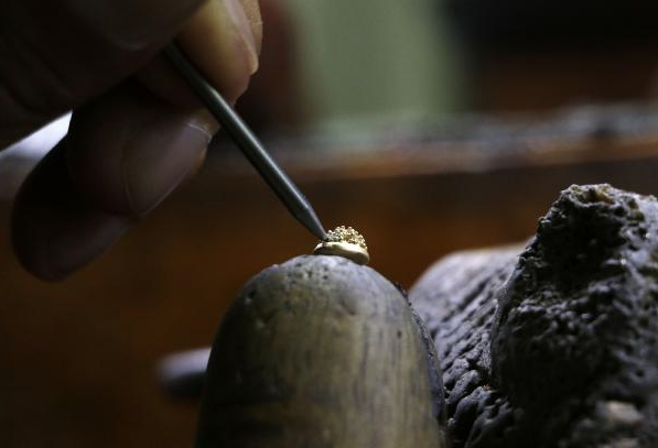 Parmakta taşımak güzel ama bakın nasıl yapılıyor? Altın yüzüğün uzun yolcuğu... - Resim: 3