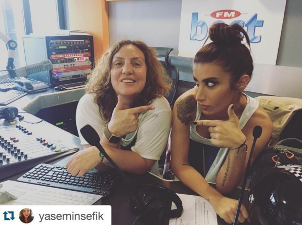 Ünlü şarkıcı çok kızdı varoş değil zenginim! - Resim: 1