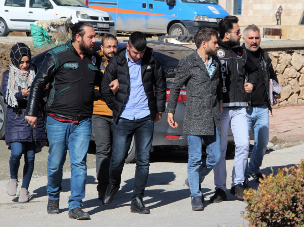 Sütyeninden yüzlercesi çıktı! Polis şok oldu - Resim: 1