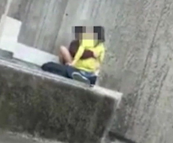 Üniversite bahçesinde güpegündüz ilişkiye girdiler! - Resim: 2