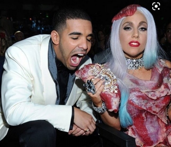 Lady Gaga hayranıyla dans ederken sahneden düştü o anlar böyle yansıdı - Resim: 3