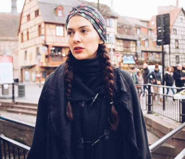 Bergüzar Korel doğacak çocuğu için tulum ve patik ördü! Yeteneklerini sergiledi - Resim: 2