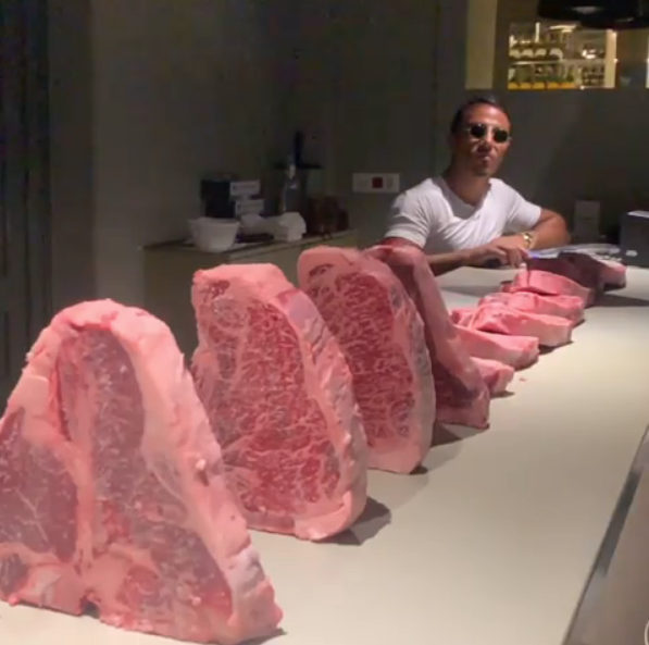 Çarpılacaksın Nusret! Etlerle oyun oynayan Nusret adap sınırlarını aştı - Resim: 2