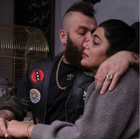 Bahadır Ünlü eşinin restoranında yemeği beğenmeyen müşteriyi silahlı pozuyla tehdit etti - Resim: 1