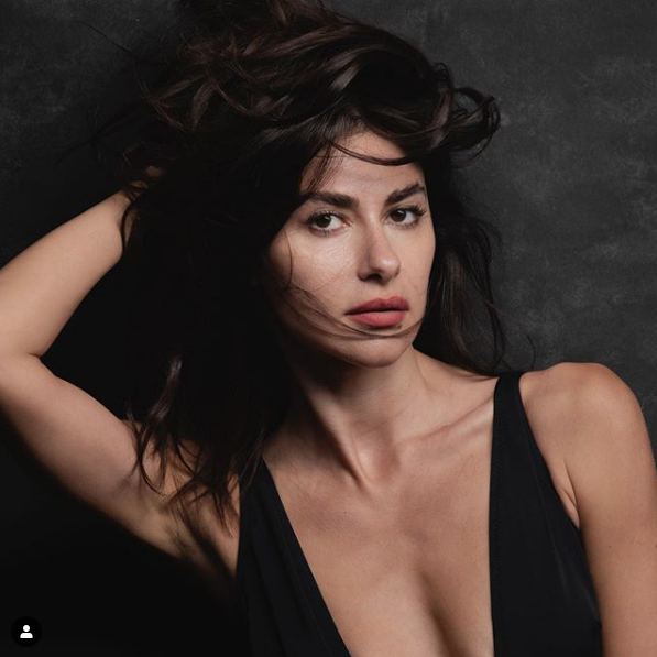 Nesrin Cavadzade rol arkadaşı Yiğit Kirazcı ile aşk yaşıyor dendi! Bakın ne açıklama yaptı - Resim: 1