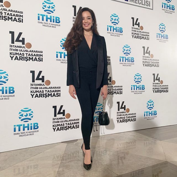 Dünya güzeli Azra Akın'dan sevindiren haber geldi setlere geri dönecek - Resim: 1