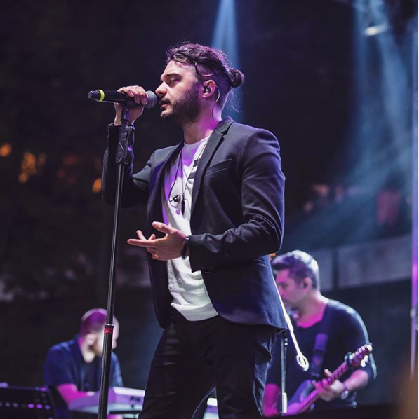 Hayranları İlyas Yalçıntaş'a ellerine geçeni fırlattılar bakın sebebi ne - Resim: 3