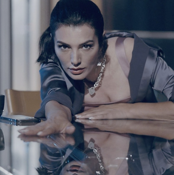 Aleyna Tilki'nin annesi masanın üzerine uzanıp poz verdi! "Bu fizik kızlarında bile yok" - Resim: 3