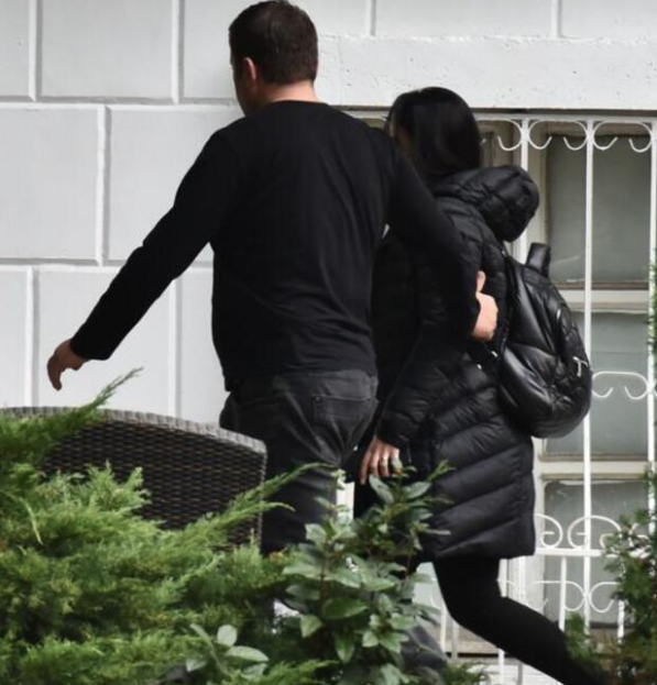 Tarkan'ın eşi Pınar Tevetoğlu görüntülendiğini anlayınca şoförün arkasına saklandı - Resim: 2