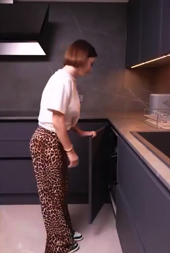 Hazal Kaya lüks mutfağını paylaştı! Sosyal medyada eleştiri yağmuruna tutuldu - Resim: 2