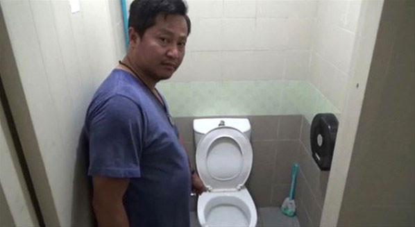 Tuvalette saklanan piton cinsel organından ısırdı 15 dikiş atıldı... - Resim: 2