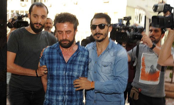 Cinayeti işleyen damat polis tarafından adliyeye götürülüyor