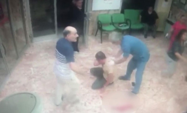 Eski eşinin ikici kez bıçakladığı kadın haykırdı: İlla benim ölmem mi gerekiyor? - Resim: 0