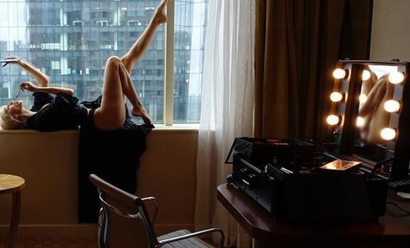 Ateşli pozlar verirken aynayı hesaba katmadı - Resim: 4