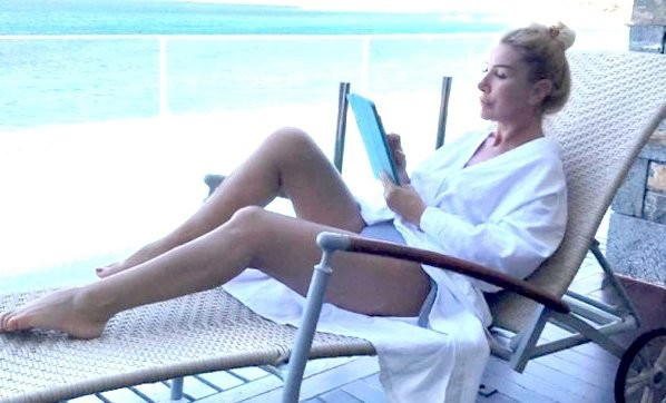 Hülya Avşar bikinili pozlara yeni bir boyut getirdi şov yaptı - Resim: 2