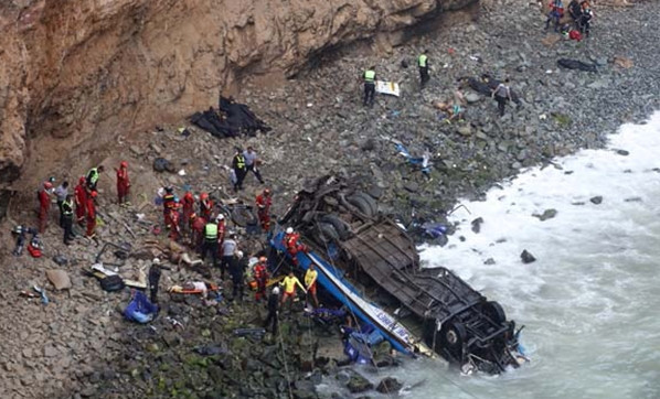 Otobüs uçuruma düştü cesetler etrafa saçıldı! Ülke şokta - Resim: 4