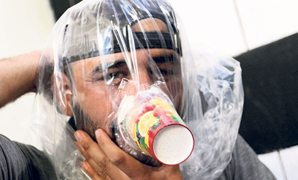 Çocuklar ölümü böyle bekliyor! Karton bardaktan gaz maskesi... - Resim: 3