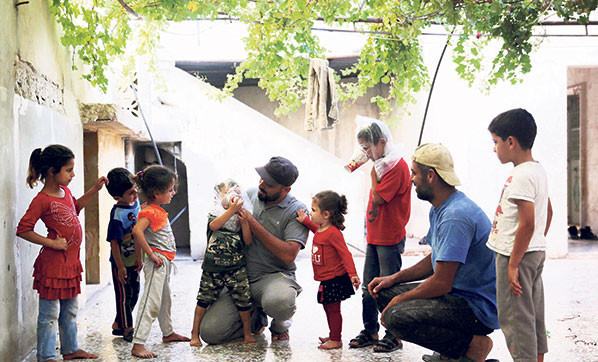 Çocuklar ölümü böyle bekliyor! Karton bardaktan gaz maskesi... - Resim: 4