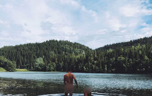 Bu fotoğraflar skandal! Ünlü futbolcu sevgilisiyle çırılçıplak - Resim: 3