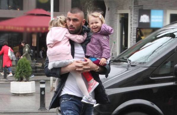 Burak Yılmaz prensesleriyle gezmede - Resim: 1