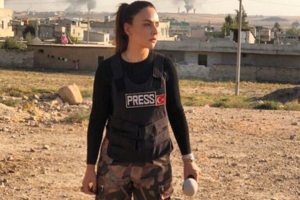 Buket Aydın'a Ece Üner'den destek mesajı! Cesareti makyaj kapatamaz - Resim: 1