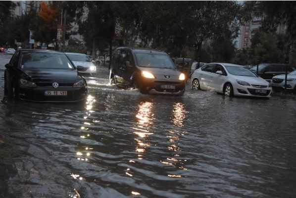 İzmir'i sağanak ve lodos vurdu! Yollar göle döndü binalara su doldu - Resim: 4