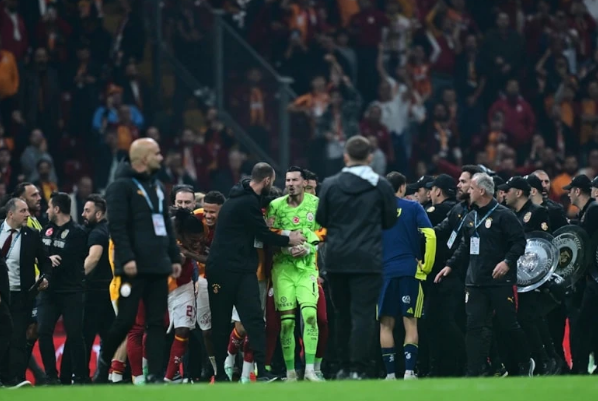 Galatasaray-Fenerbahçe derbisi biter bitmez kavga çıktı - Resim: 6