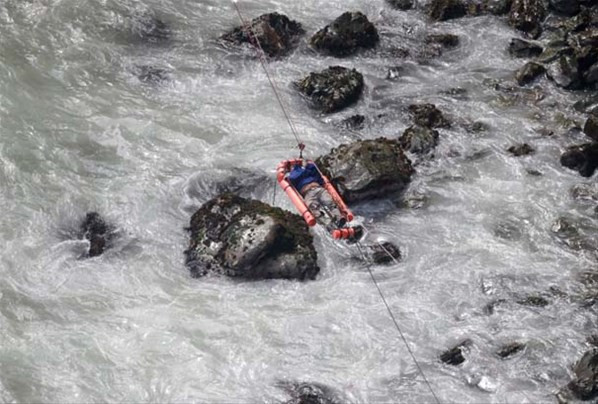 Otobüs uçuruma düştü cesetler etrafa saçıldı! Ülke şokta - Resim: 3