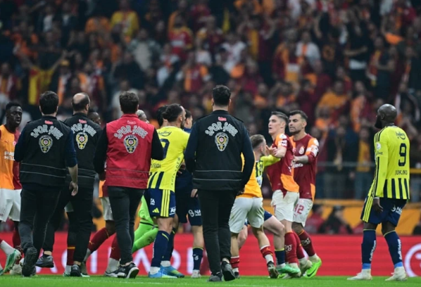 Galatasaray-Fenerbahçe derbisi biter bitmez kavga çıktı - Resim: 2