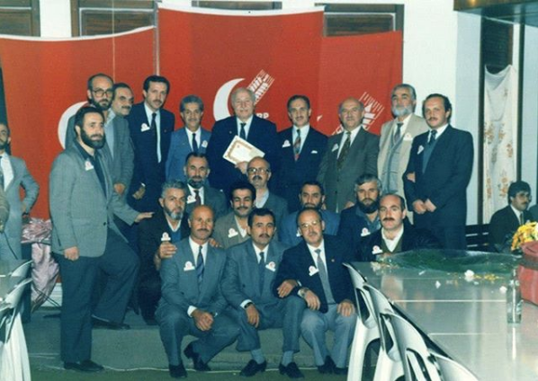 Fotoğraftaki çok ünlü siyasetçiyi tanıdınız mı? - Resim: 1