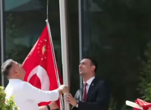 CHP genel merkezine cumhurbaşkanlığı forslu bayrak asıldı CHP yeni sistemi tanıdı yorumları - Resim: 0