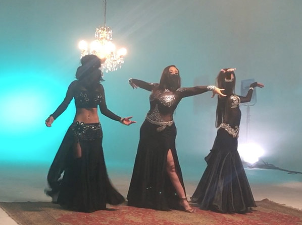 Ciciş kardeşler 'yok artık' dedirtti! Dikkat çeken dekolte detayı - Resim: 3