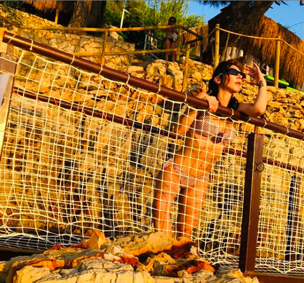 Hande Yener bikinili pozuyla takipçilere tövbe estağfurullah çektirdi! - Resim: 4
