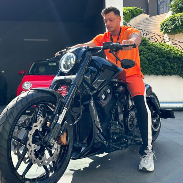Mesut Özil en sevdiği motoru satışa çıkardı! Fiyatı dudak uçuklatıyor - Resim: 0