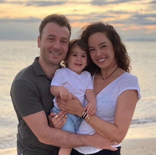 Azra Akın aşka geldi Dünya Güzeli eşi Atakan Koru'yla paylaşımına beğeni yağdı - Resim: 1