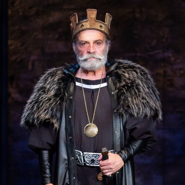 Haluk Bilginer yıllar önce İngiliz dizisinde oynamış 'Oy Oy Eminem' şarkısını söylemiş - Resim: 1