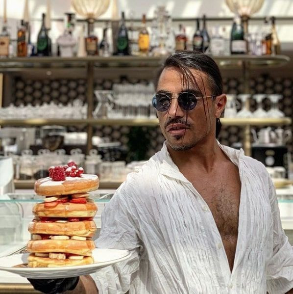 Sosyete kasabı Nusret Gökçe mekanların önünde beklemeleri için para dağıtıyor - Resim: 4