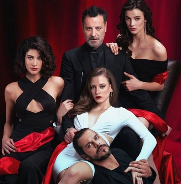 Serenay'ın göğüs dekoltesi yürek hoplattı - Resim: 4