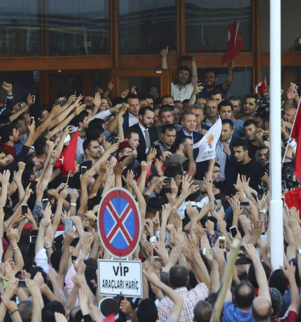 CHP'li Engin Özkoç'tan tepki çeken 15 Temmuz paylaşımı: Erdoğan'ı hedef aldı - Resim: 0