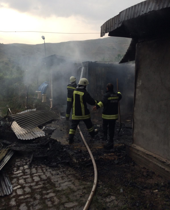 Jandarma inceleme başlattı Sivas'a düşen yıldırım evi resmen küle çevirdi - Resim: 1
