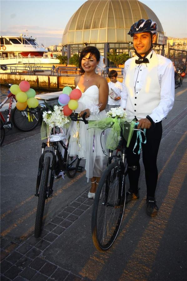 Nikaha bisikletleriyle gittiler - Resim: 1