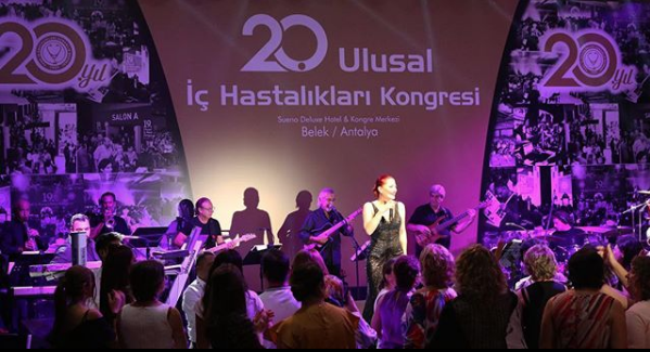 Candan Erçetin sahnede öyle bir şey yaptı ki yuhalanıp terk edildi! - Resim: 3